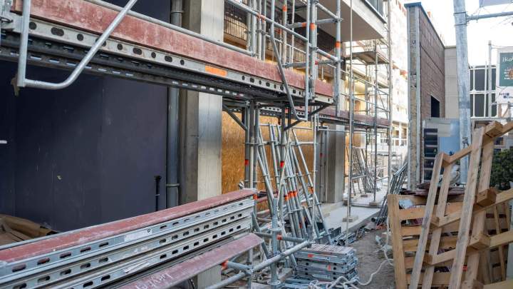 Composants d'échafaudage partiellement montés, Île-de-France