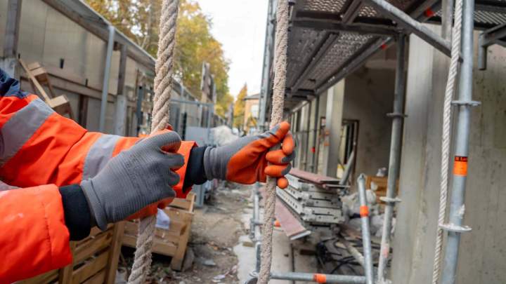 Montage d’échafaudage sur chantier, Île-de-France 