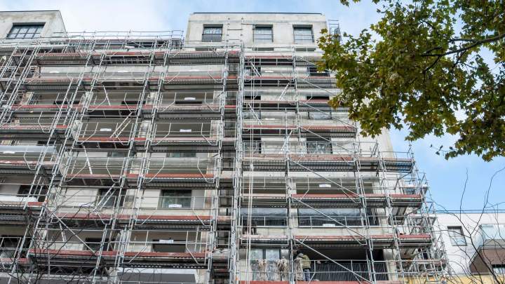 Façade rénovée avec échafaudage actif, Île-de-France
