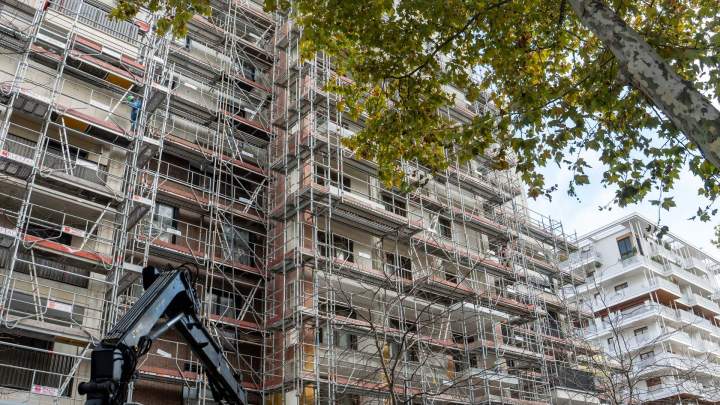 Échafaudage avec escaliers montés sur une façade en rénovation, Île-de-France 