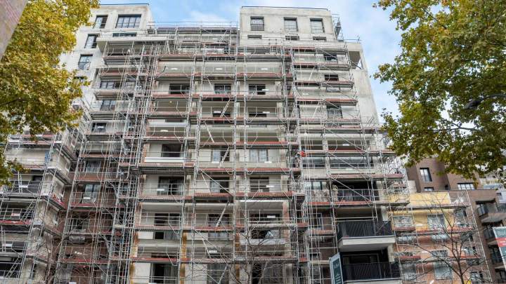 Bâtiment en cours de rénovation, entièrement enveloppé par un échafaudage métallique, Île-de-France
