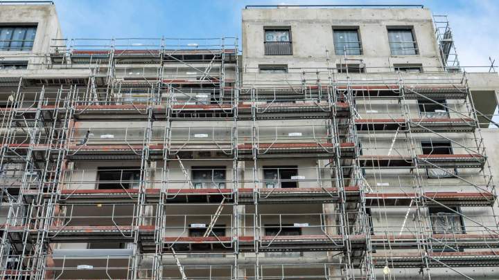 Échafaudage sur façade en béton, Île-de-France