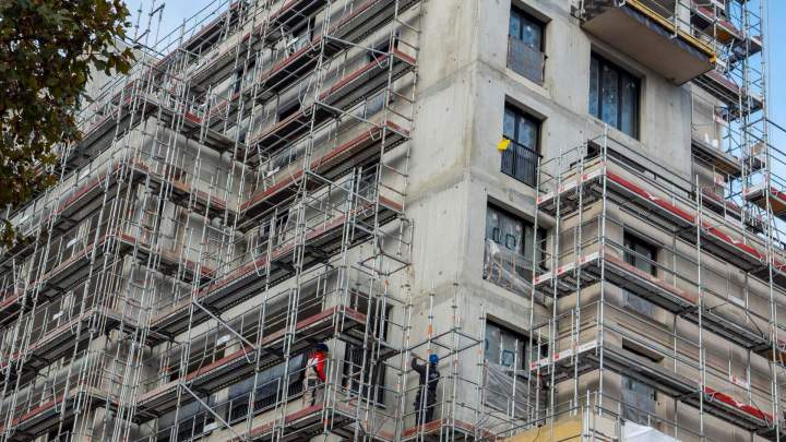 Ouvriers sur échafaudage sécurisé, Île-de-France