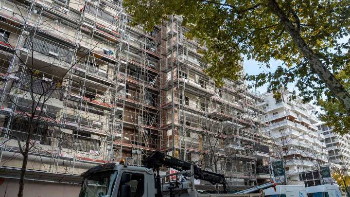 Chantier urbain avec grue et échafaudage, Île-de-France