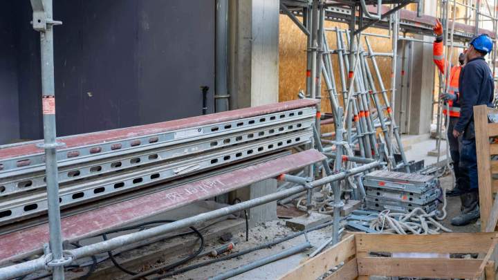 Éléments d’échafaudage en cours d'installation, Île-de-France