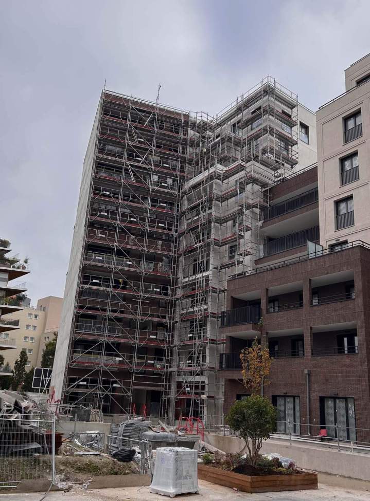 Montage d'échafaudage pour rénovation, Île-de-France