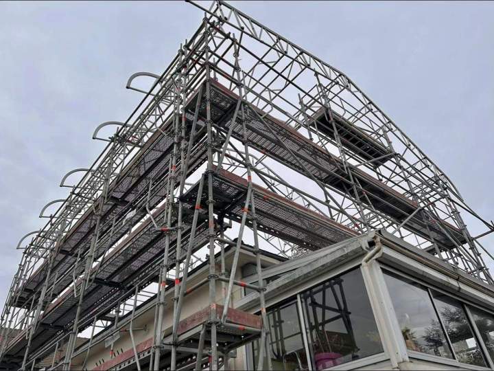 Montage d'échafaudage métallique sur toit, Île-de-France