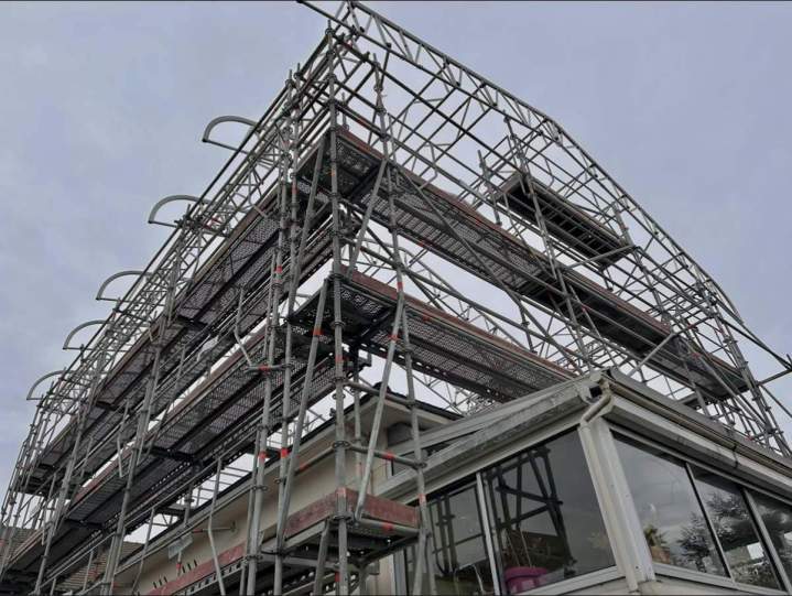 Mise en place d'échafaudage métallique sur toit, Île-de-France