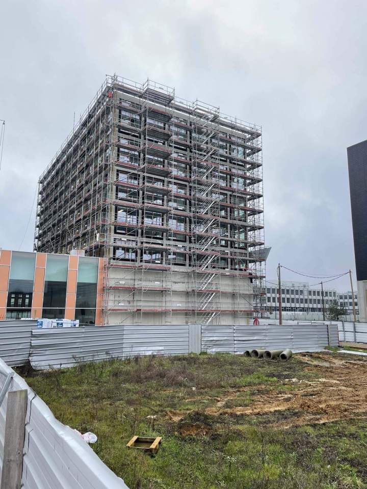 Façade d'immeuble de bureaux recouverte d'échafaudages, Île-de-France