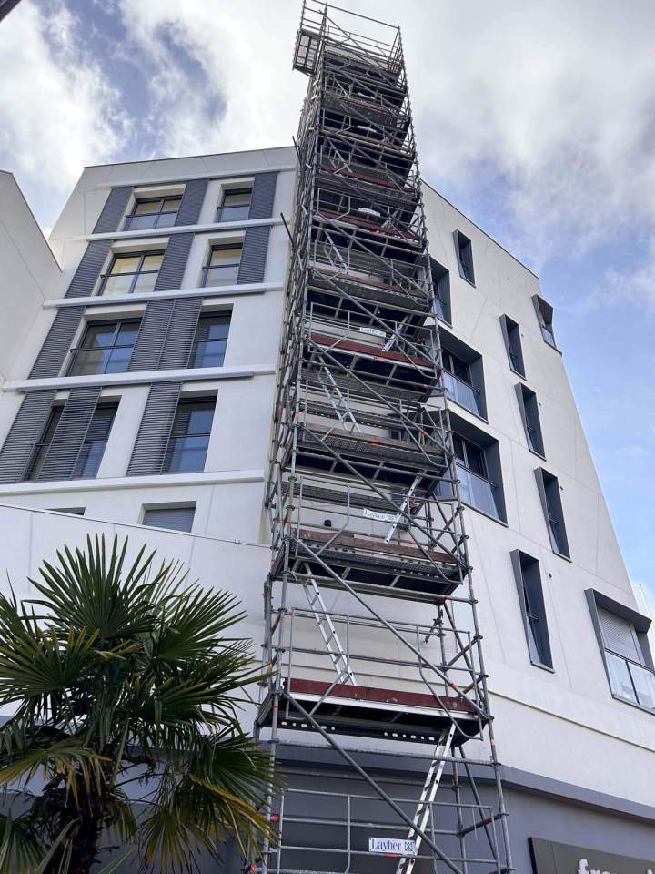Installation d'un système d'échafaudage modulaire, Île-de-France