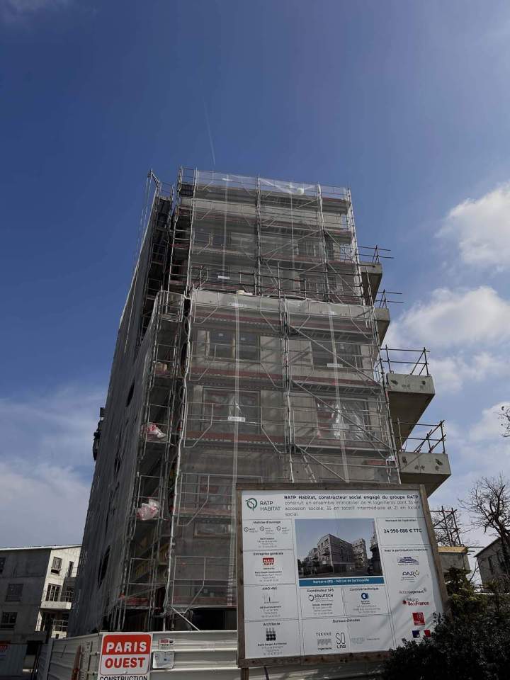 Bâtiment en construction, recouvert d'échafaudages et de bâches de protection, Île-de-France