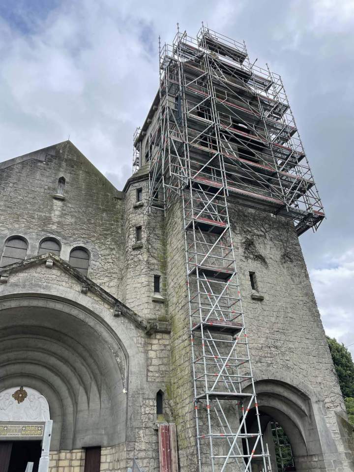 Montage d'échafaudage avec escaliers pour rénovation, Île-de-France