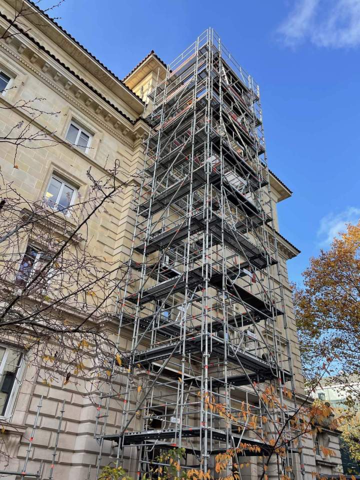 Montage d'échafaudage sur un bâtiment ancien, Île-de-France
