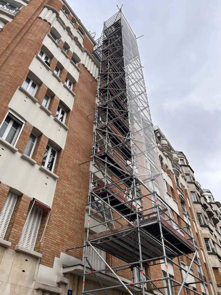 Échafaudage installé sur la façade d'un immeuble d'habitation, Île-de-France