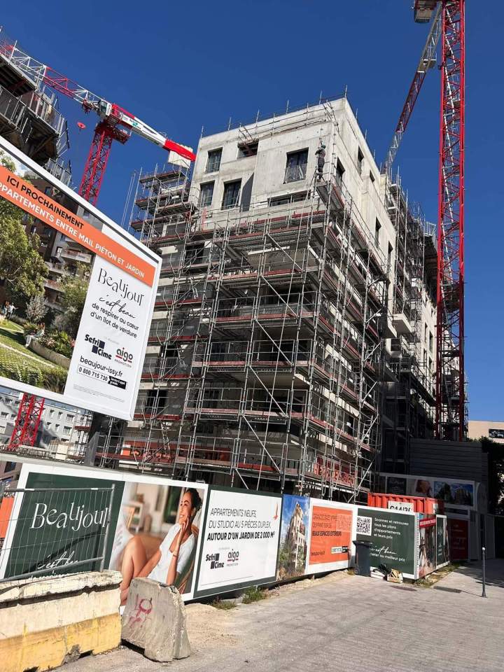 Échafaudage de bâtiment en cours de construction, Île-de-France