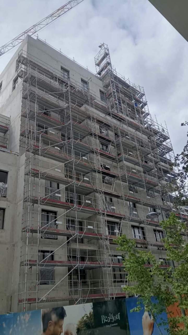 Échafaudage de façade d'immeuble en cours de construction, Île-de-France