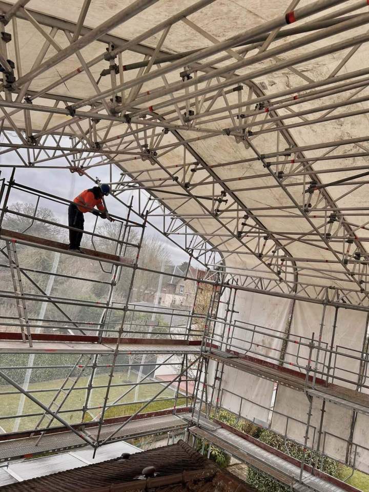 Montage d'échafaudage parapluie, Île-de-France