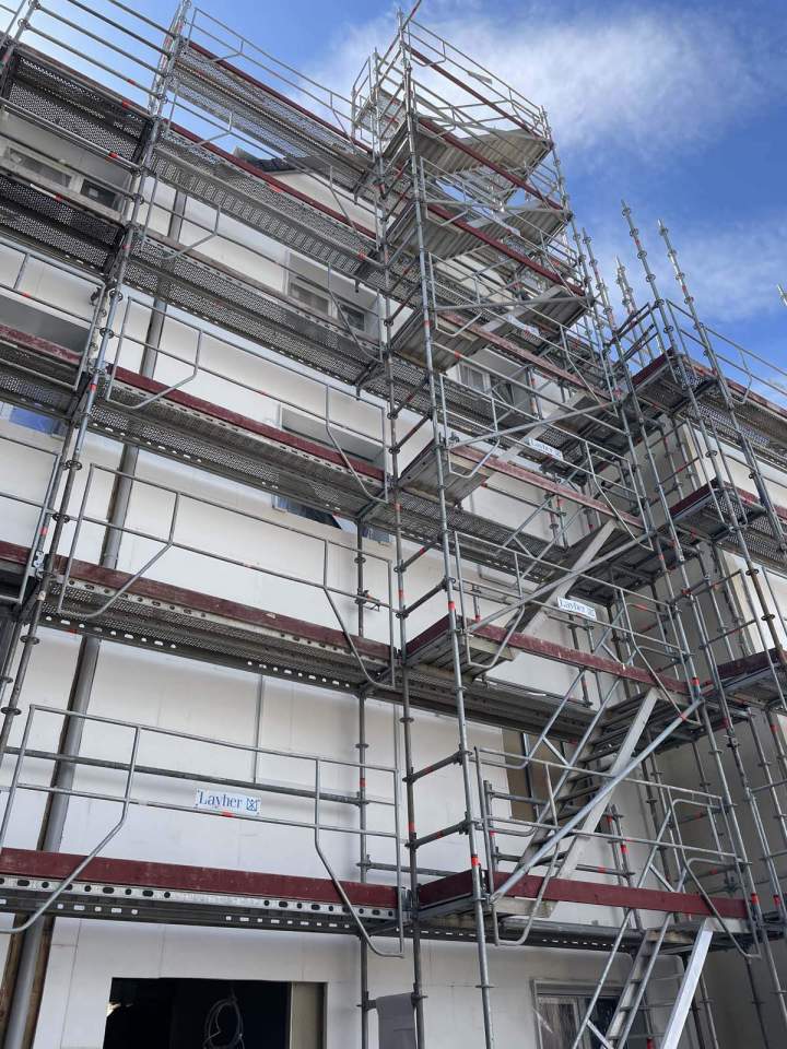 Échafaudage pour travaux de façade, Île-de-France