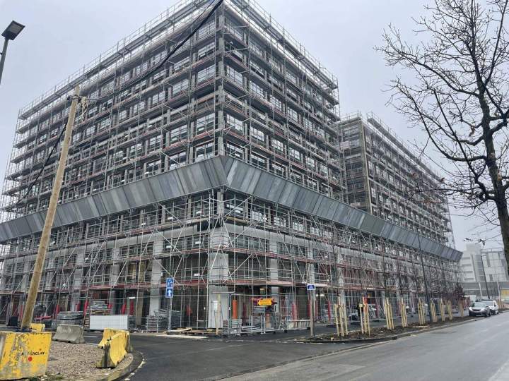 Échafaudage autour d'un grand immeuble, Île-de-France