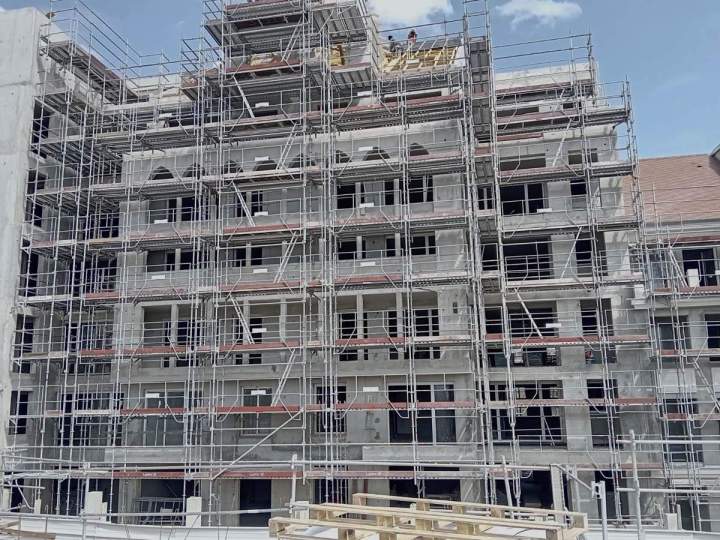 Bâtiment en construction avec échafaudage, Île-de-France 