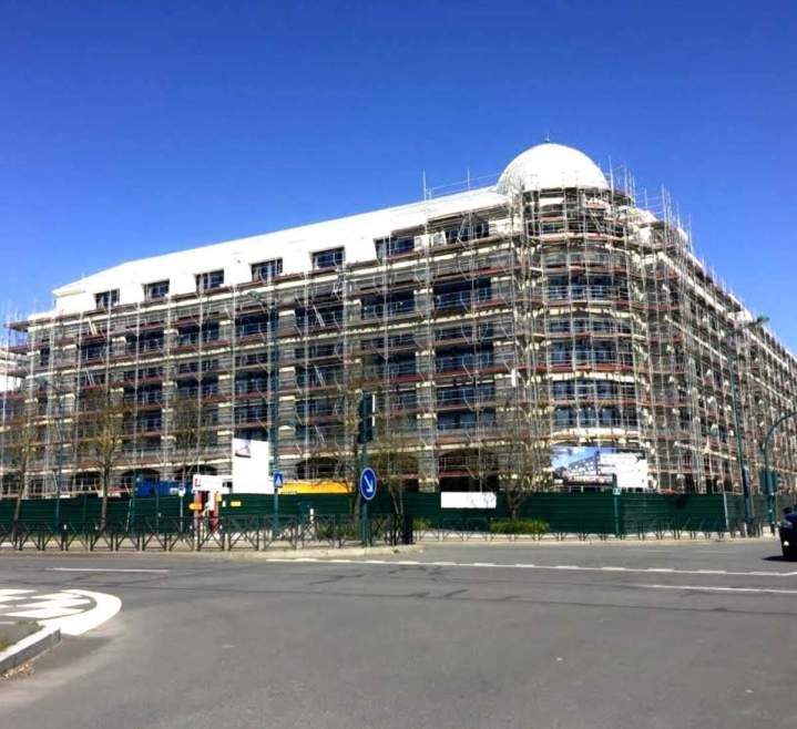 Montage d'échafaudage sur grand immeuble, Île-de-France