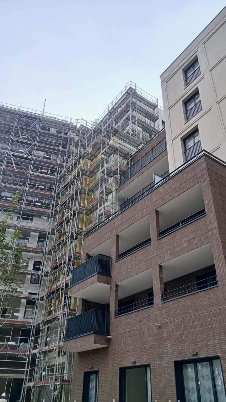 Système d'échafaudage pour rénovation, Île-de-France