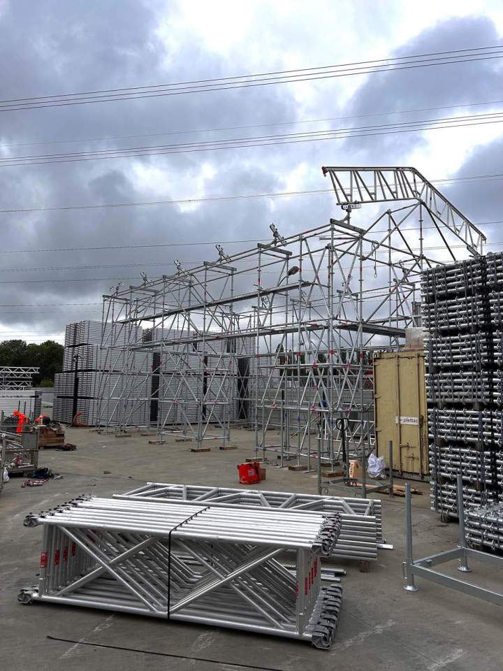 Montage d'échafaudages modulaires, Île-de-France