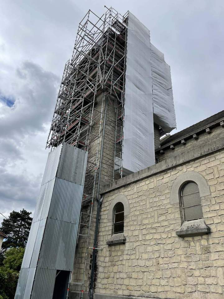 Échafaudage installé sur façade, Île-de-France